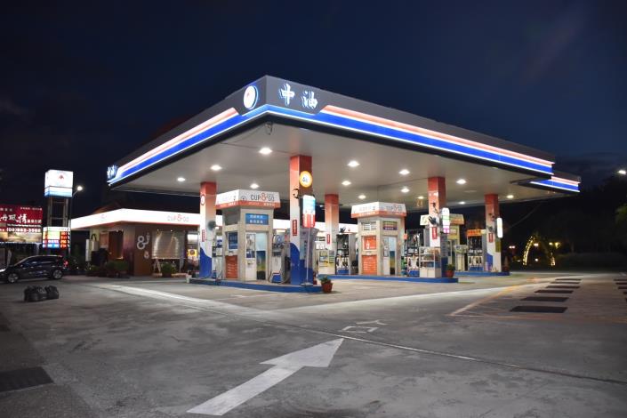 維持亞鄰最低價及調降貨物稅 汽、柴油各吸收2.7元及1.6元 明（15）日起汽、柴油價格各調降0.1元