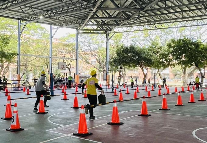 手提沙包跑走測驗