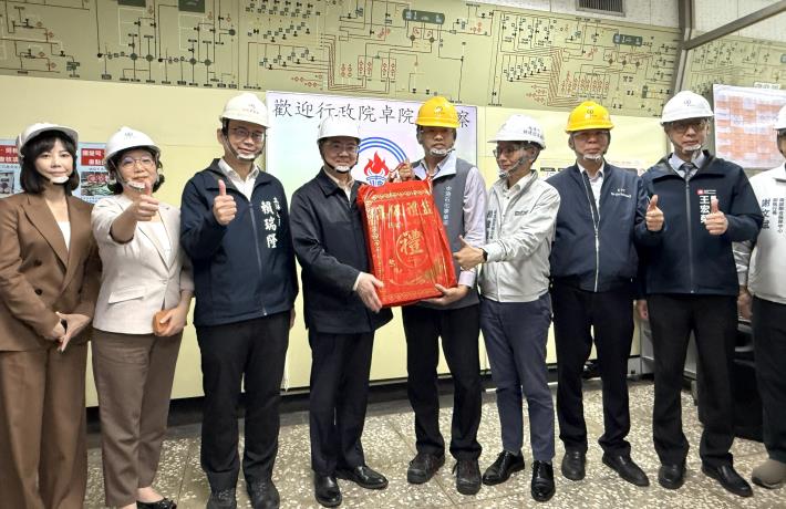 行政院長卓榮泰親赴台灣中油公司石化事業部林園廠視察四輕開爐