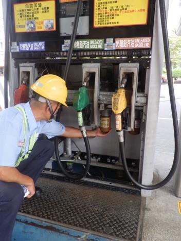 台灣中油加油站依規定拆卸加油機面板進行內部管線、機件檢查。