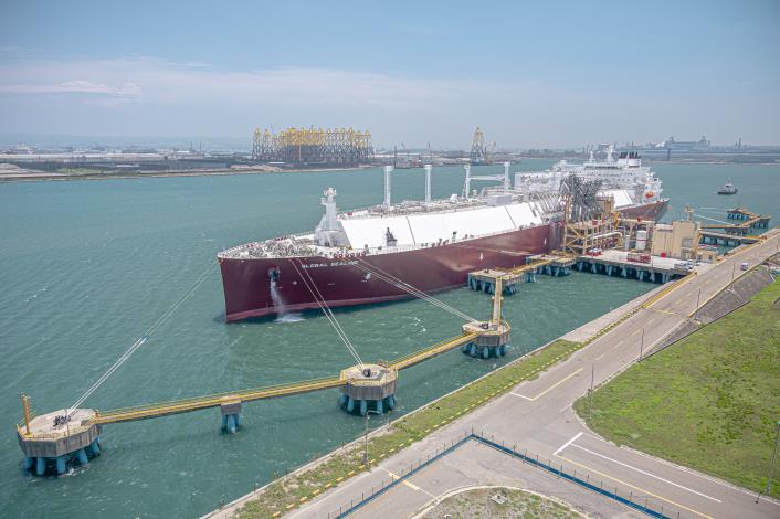 台灣中油公司台中液化天然氣廠成功靠卸18萬立方公尺級液化天然氣船