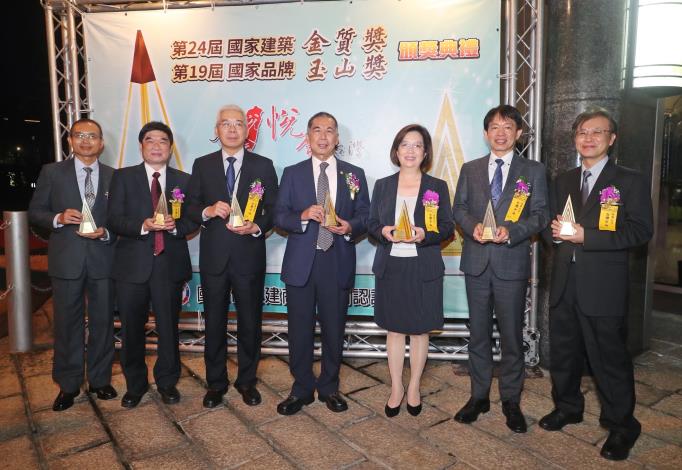 台灣中油榮獲國家品牌玉山獎7大獎項 其中「組織碳中和加油站」獲全國最佳產品類首獎