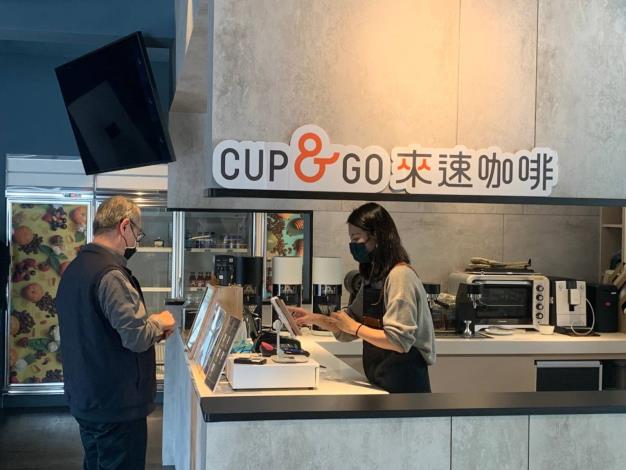 喝CUP&GO來速咖啡送愛文芒果 台灣中油為農民加油