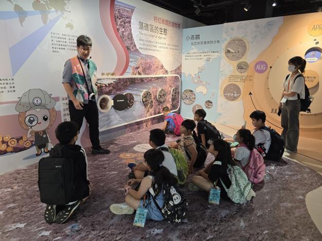 2-孩子們在導覽同仁引導下探索體驗藻礁潮間帶生物