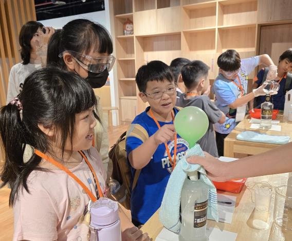 4-從化學反應到氣球膨脹，孩子們親身感受科學與創意交織的魅力-2