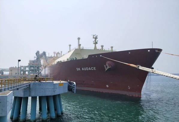 台灣中油簽約交運之液化天然氣（LNG）船，日前於高雄永安液化天然氣接收站靠卸。（圖／台灣中油提供）-1
